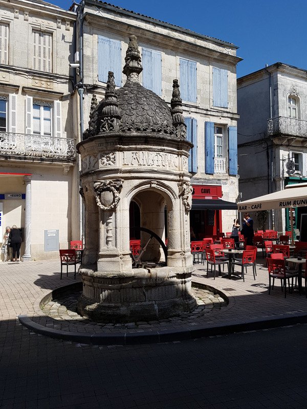 The well in the middle of the old square 