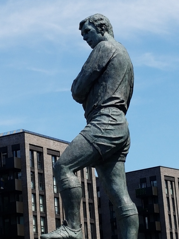Sir Bobby Moore statue 