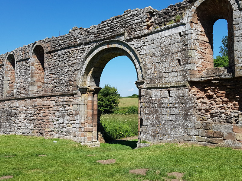 Through the romanesque arch 