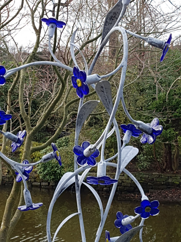 The glass sculpture of forget me nots 