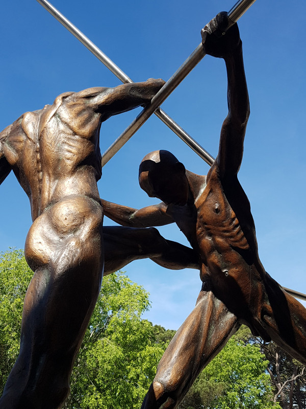 The fighting sculptures 
