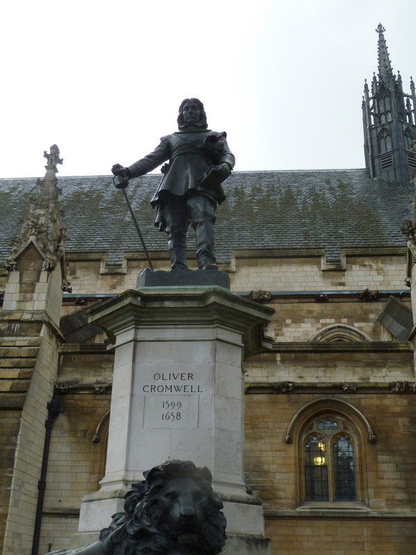 Oliver Cromwell statue 
