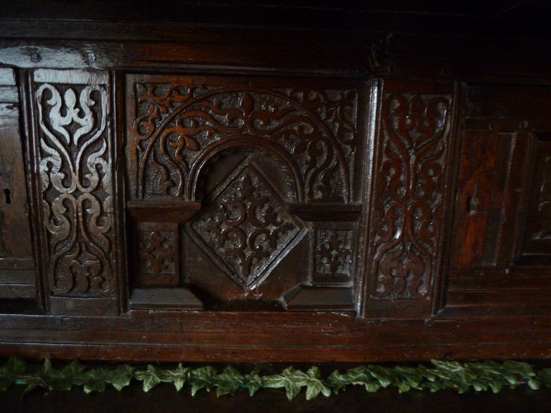 Carving on the furniture in the hall 