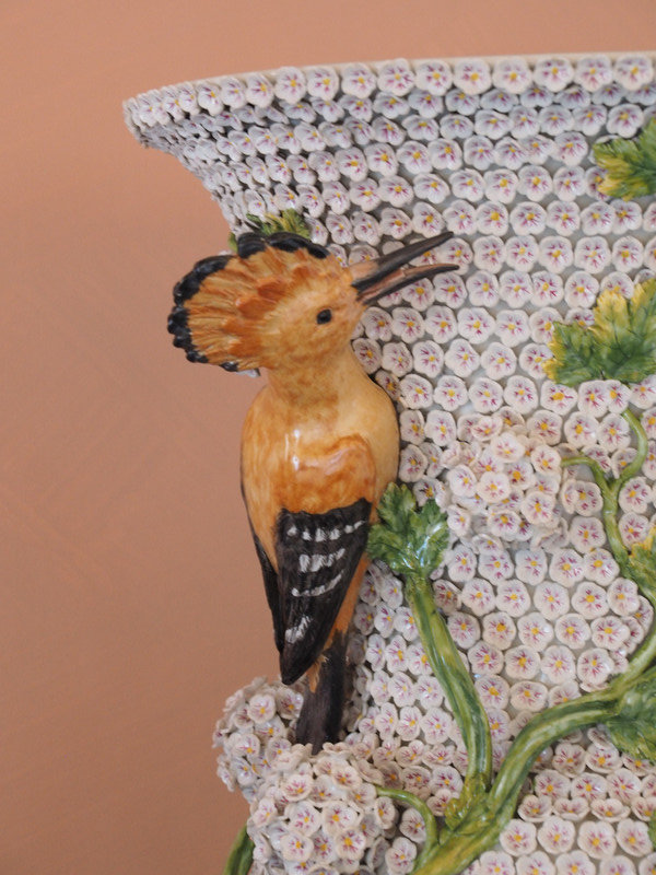Whats a hoopoe doing on a vase ? 