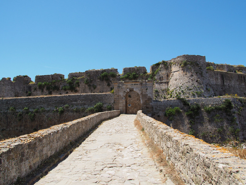 The causeway to the castle 