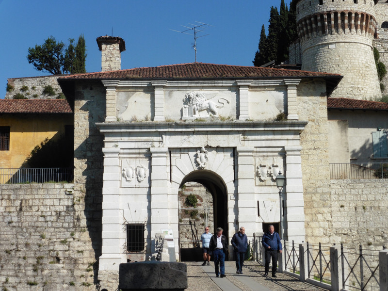 The archway to the castle 