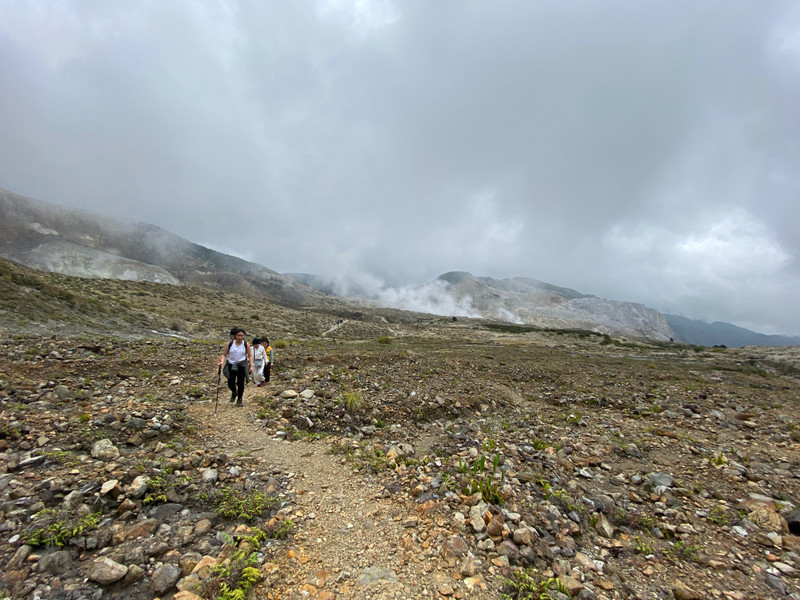 The trail towards Crater Lake