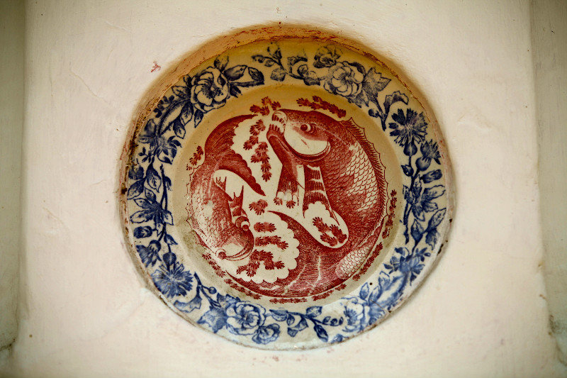 Ceramics embedded on plastered walls