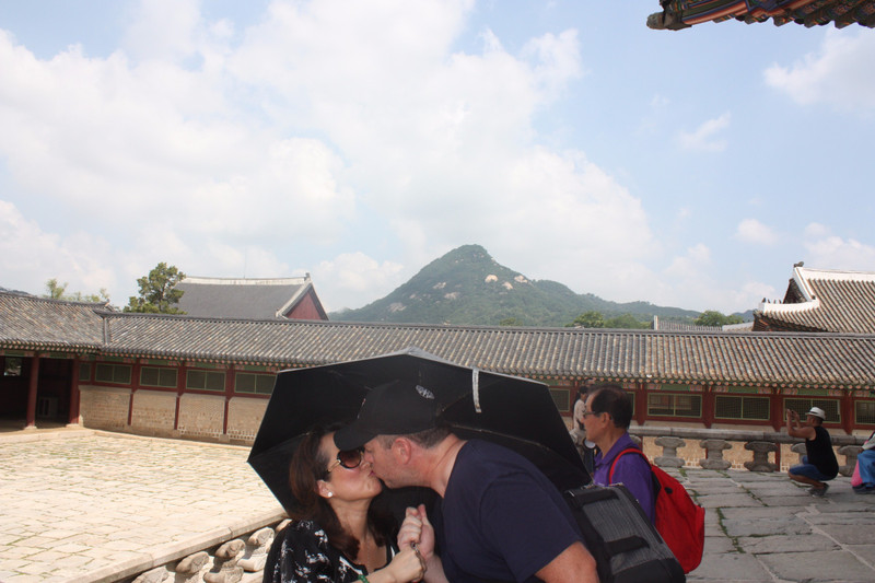 Kissing in Gyeongbokgung Palace