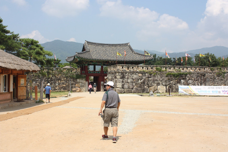 Naganeupseong has remnants of castle wall