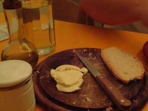 Pane, formaggi, e Olive Oil
