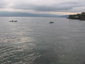 Vissers op lake Toba