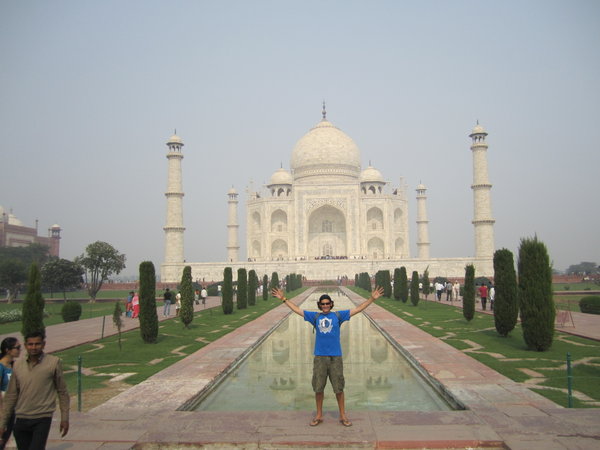 Terry in front of the Taj Mahal