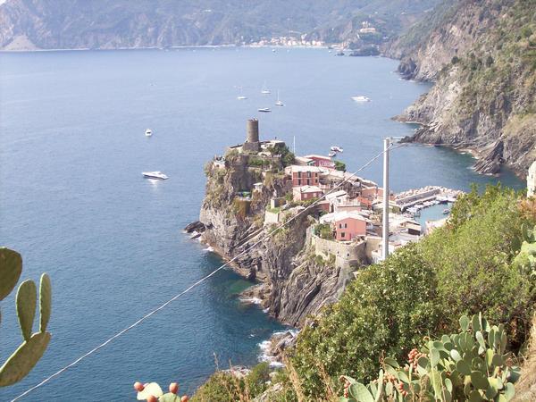 Hiking down to Vernazza....