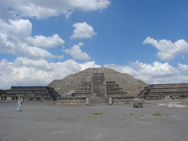Approach to pyramid of the sun