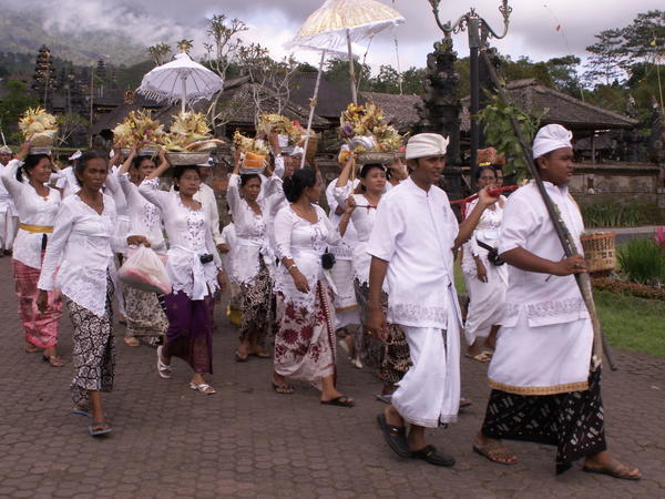 Bali - vakea tulossa temppelilta