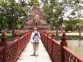 Vanhassa Sukhothaissa temppelien raunioita katsomassa
