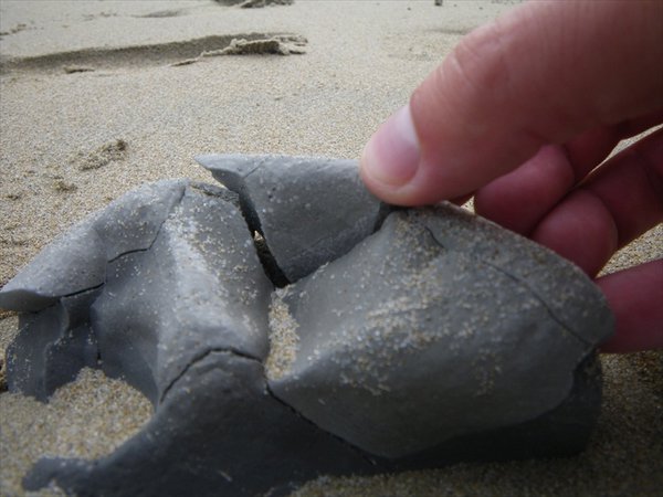 clayrocks on the beach/kleisteen op het strand