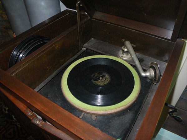 even the grammophone worked again/zelfs de grammophoon werkte opnieuw
