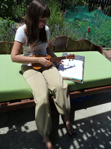 playing ukulele/ukulele spelen