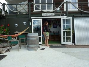 Dave's Island (his own pub in the garage)/Dave's eiland (zijn eigen bar in de garage)