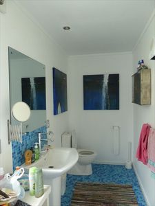 our bathroom/onze badkamer