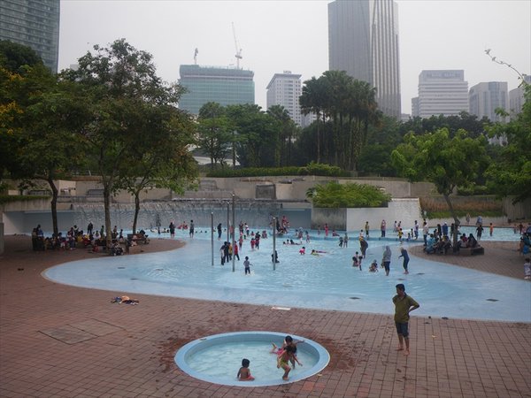 swimmingpool in front of the towers for the kids/zwembad tov het gebouw voor de kinderen