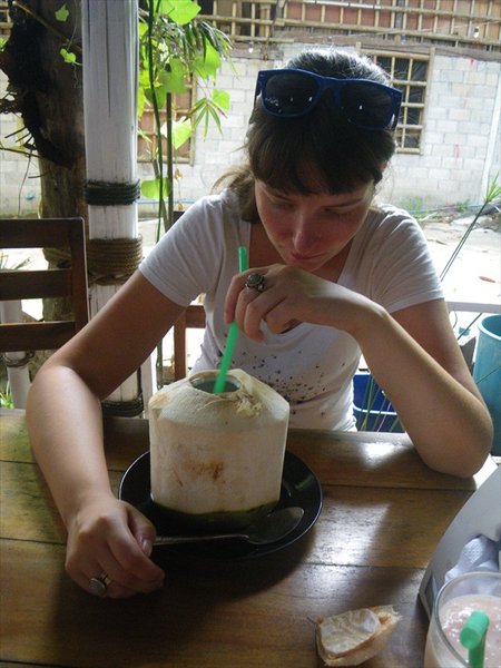 delicious young coconut ;-) no I don't say 'me' ...maybe haha/heerlijke jonge kokosnoot...nee niet 'mij'...misschien ;-)