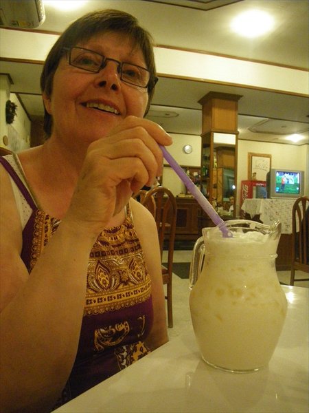 Karla asked a glass of milk (she got a huge jar haha)/Karla vroeg een glas melk en ze kreeg een grote kan haha