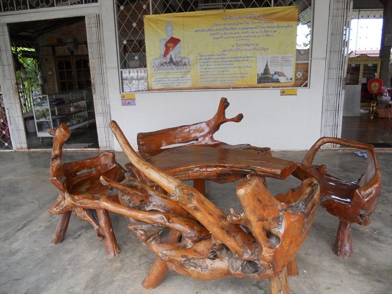 Monks making chairs/monikken maken stoelen