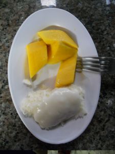 my dessert: mango with sticky rice/mijn dessert: mango met kleverige rijst