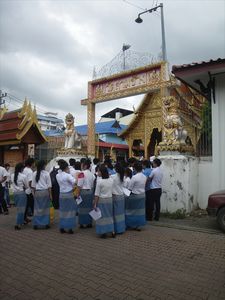 Schoolkids doing a ceremony/schoolkinderen doen een ceremonie