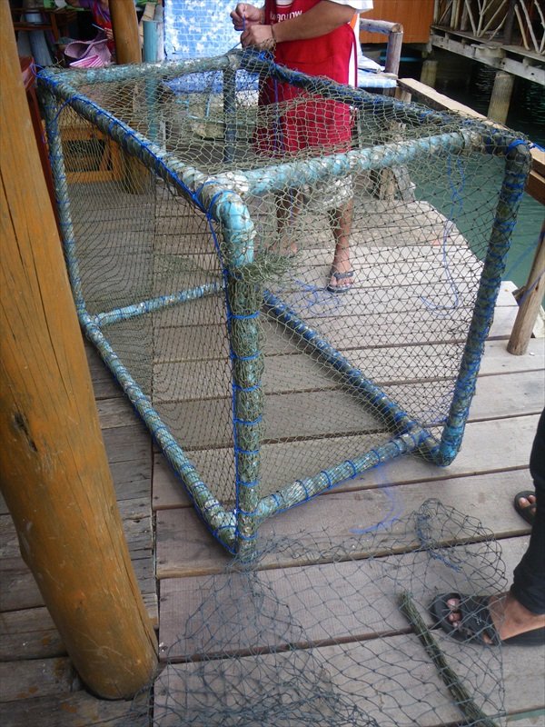 Fixing a fishnet/Een visnet herstellen