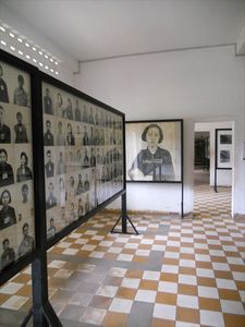 S-21 museum: pics of the victims/foto's van de slachtoffers