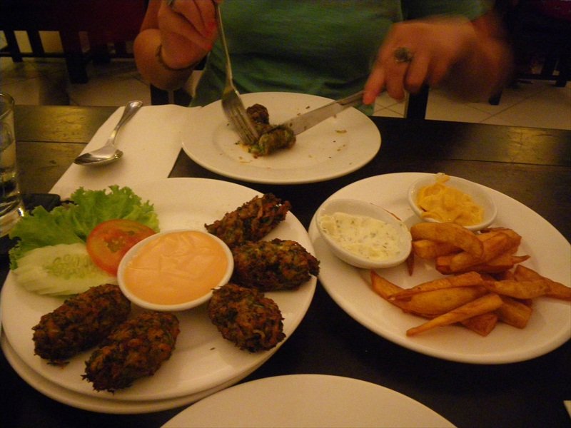 Jan's birthday: vegetarian food in Friend's restaurant Phnom Penh/Jan's verjaardag: vegetarisch etentje in Freinds