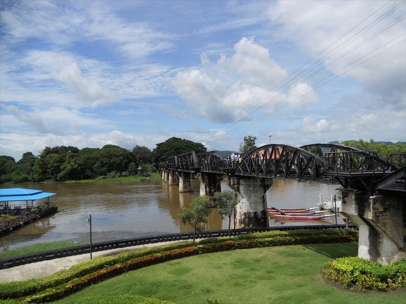 Bridge over the river Kwai/Brug over de Kwai rivier