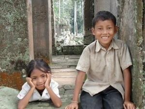 Local children at Angkor