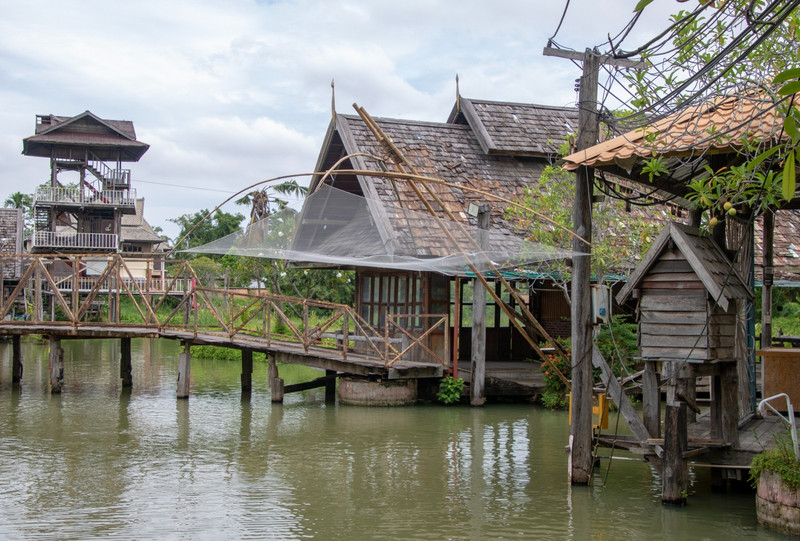 The dilapidated floating market 