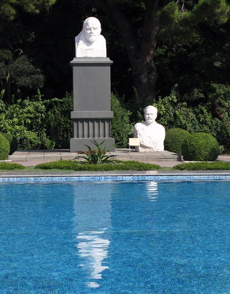 Lenin by the pool