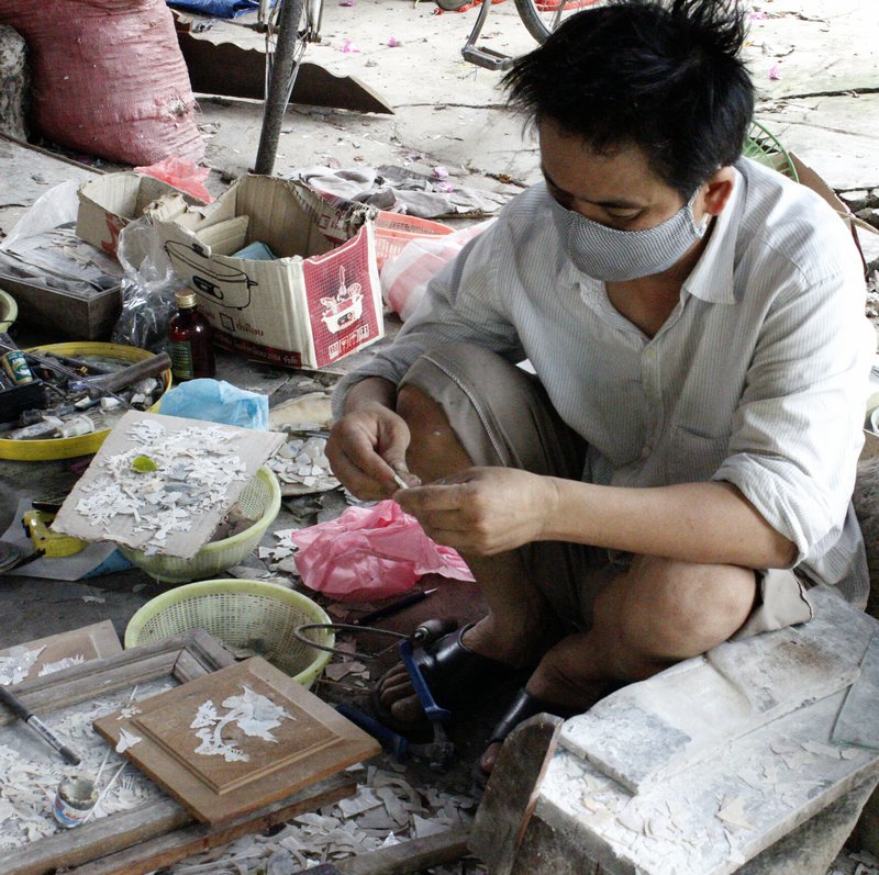 Mother-of-pearl craftsman