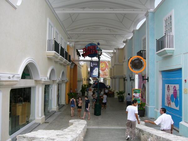 La isla shopping center