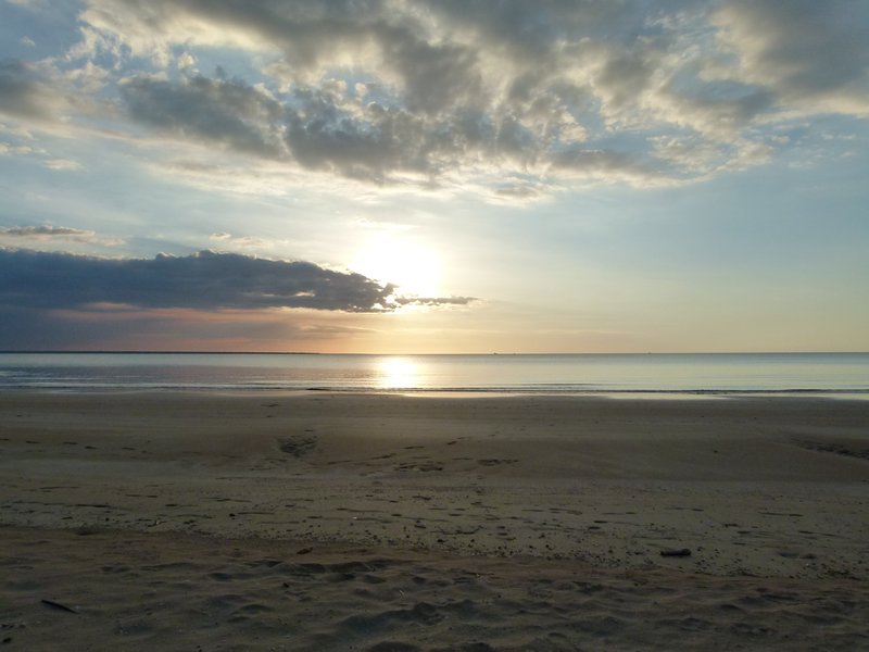 Sun setting at Mindil Beach