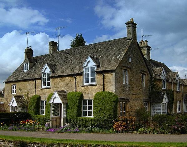 Cotswold honey colored stone cottage