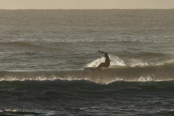 Morgen surfer ved The Gold Coast
