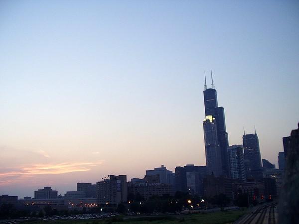 Solnedgang bag ved Chicago Skyline
