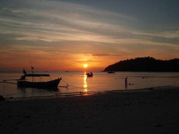 Sun sets over beautiful Pattaya beach
