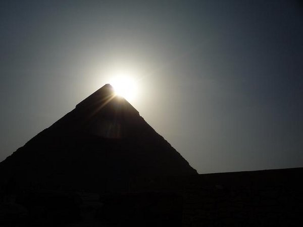 Soleil derriere la pyramide de Kefrem