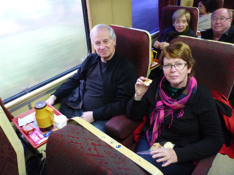 Richard et Michèle prennent leur breakfast dans ke train