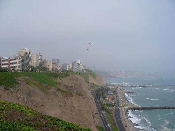 Un parapente dans le ciel de Lima