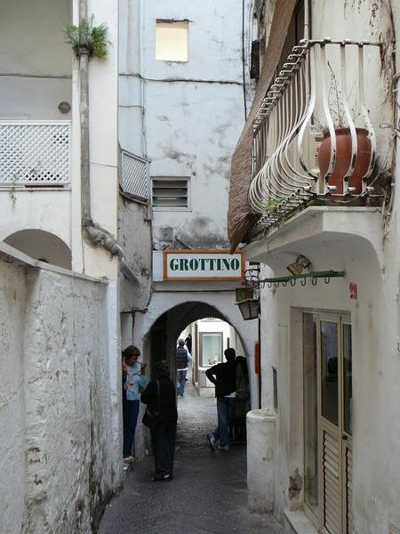 alley way Capri